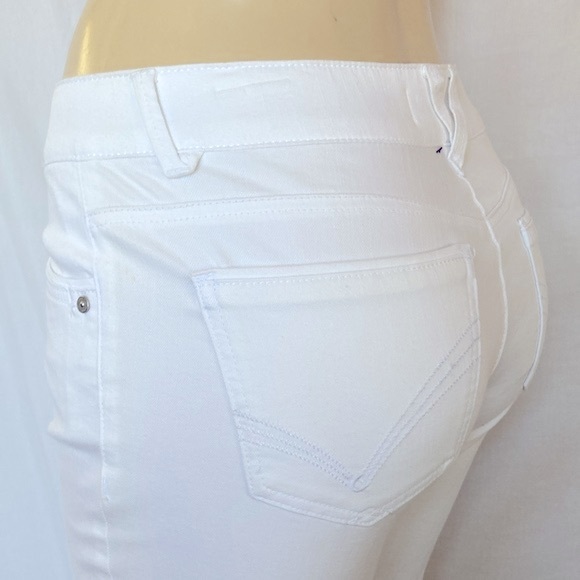 SALE!!! DEMOCRACY Jean Tummy Control Size 6 Skimmer Capri White Embroidered NWOT - Picture 9 of 10